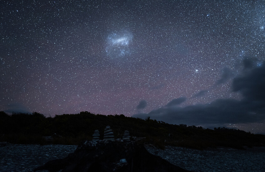 "لوحة فنية من الفضاء السحيق"!.. هابل يصور مجرة قزمة بتفاصيل مذهلة