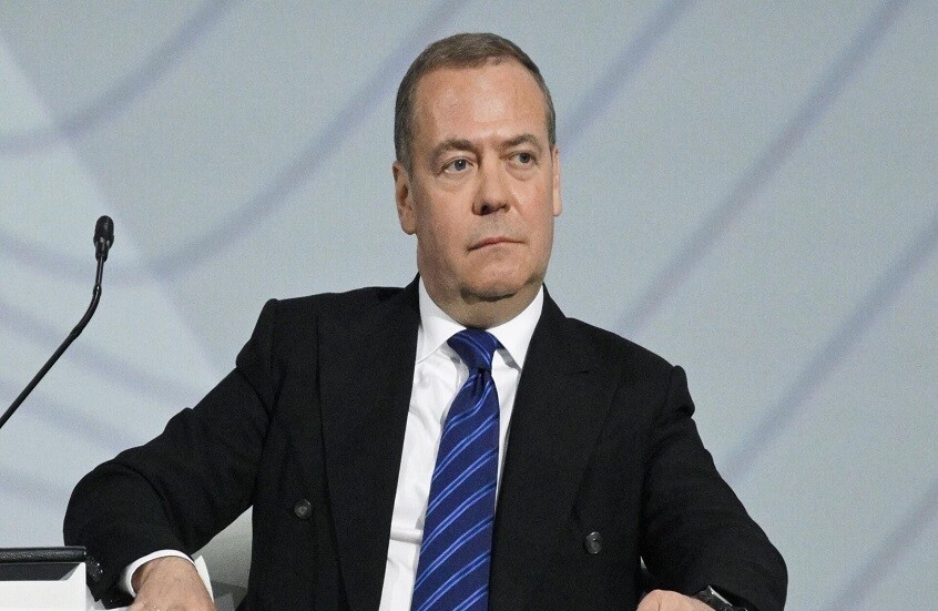 مدفيديف يعلق على مقطع فيديو "منديل ماكرون": أوكرانيا بحاجة إلى سلام وليس اتفاق مناديل