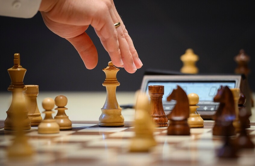 بطل الشطرنج كارلسن ضد 140 ألف لاعب!.. فما النتيجة؟