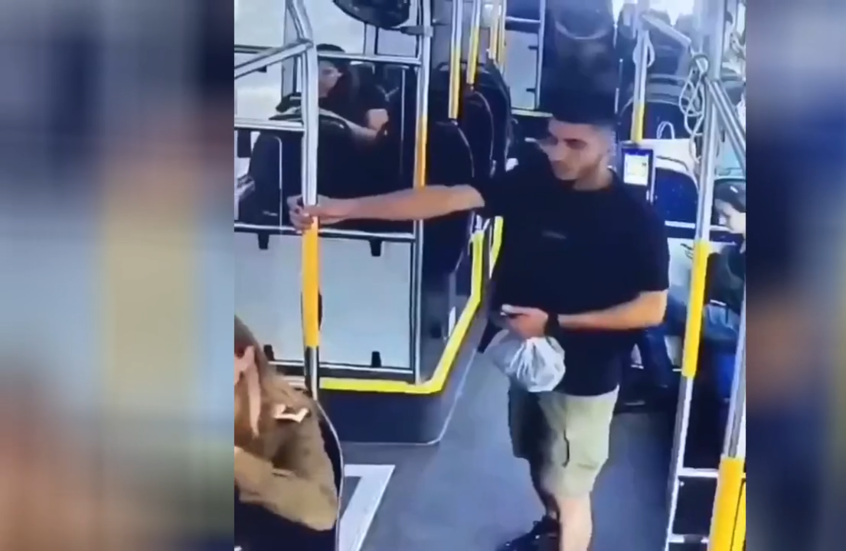 شاهد.. فلسطيني يبصق في وجه ضابطة في الجيش الإسرائيلي.. والشرطة تتدخل