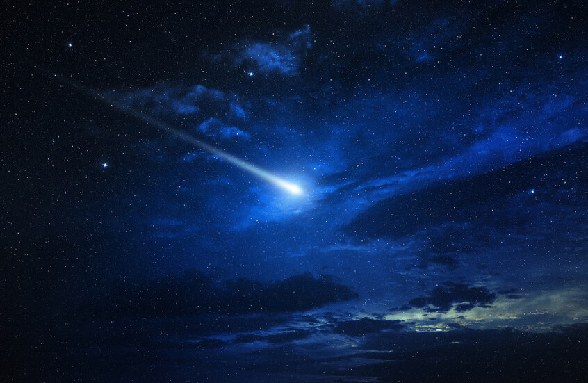 شاعر يوثق اختراق كرة نارية للسماء في الجنوب التونسي