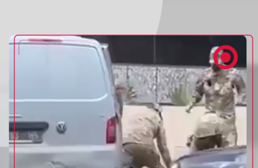 جنود شعبة التجنيد الإجباري في نظام كييف تعتقل شابا أوكرانيا بشكل قسري