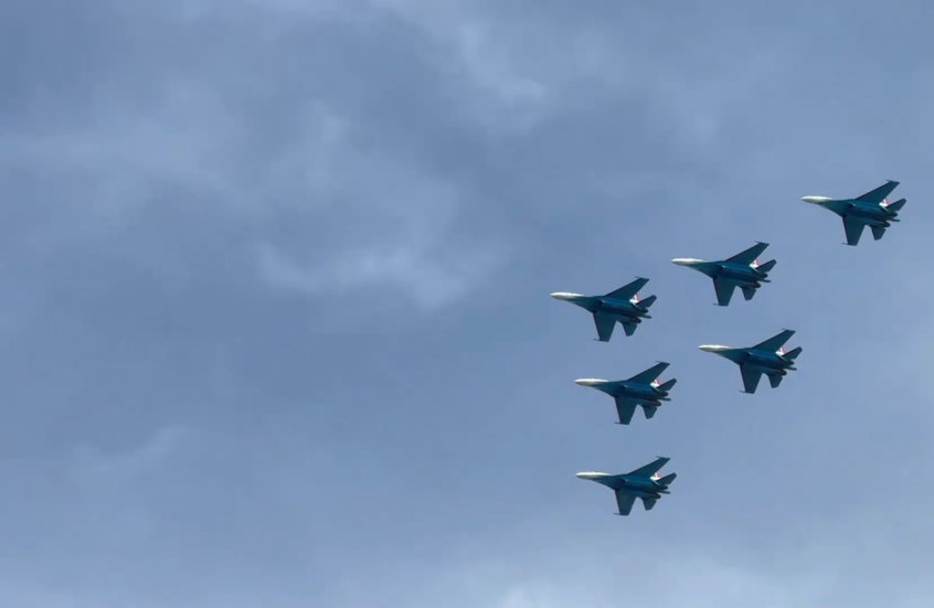 بمشاركة روسية.. عرض جوي مذهل في سماء ماليزيا مع انطلاق معرض للطيران والفضاء