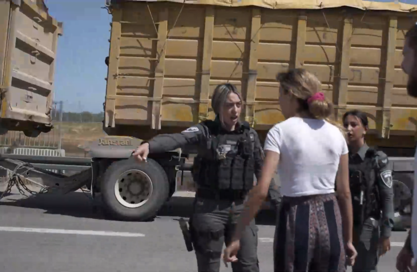 الشرطة الإسرائيلية تعتقل مستوطنين حاولوا إغلاق الطريق أمام شاحنات المساعدات المتجهة إلى غزة