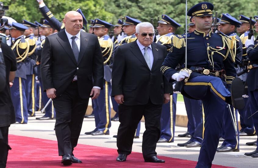 "ضيوف مؤقتون".. عباس من بيروت: الفلسطينيون في لبنان لن يكون لديهم أي نشاط خارج قانون الدولة والشرعية