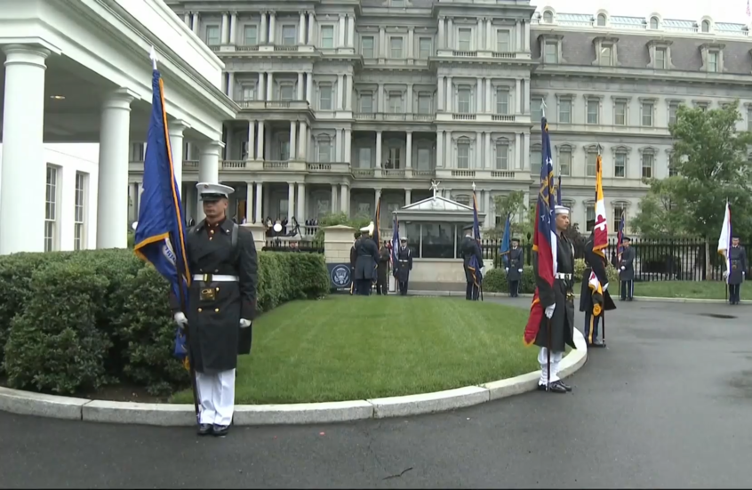 شاهد.. حرس الشرف في البيت الأبيض يفقد الوعي قبل دقائق من لقاء ترامب مع رامافوزا