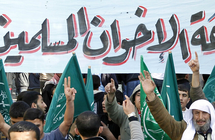 الإخوان المسلمون في مرمى ماكرون.. تقرير أمني صادم يشعل جدلا واسعا بباريس