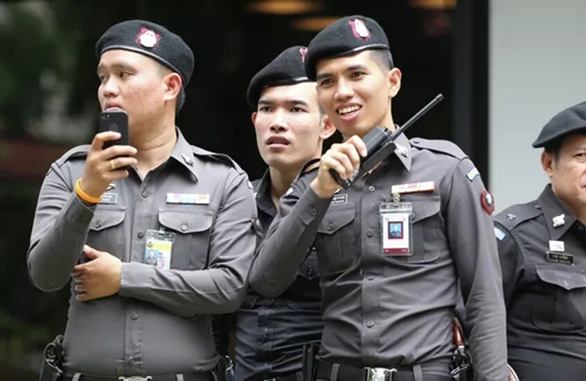 تايلاند بين الأصفر والأحمر وكلب برتبة مارشال!