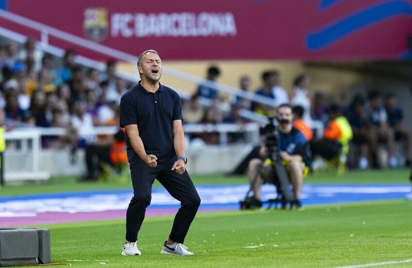 بعد التمديد حتى 2027.. فليك يتحدث عن سبب تجديد عقده مع برشلونة