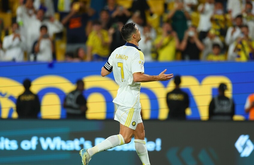 شاهد.. رونالدو يودع "الأول بارك" ويعتذر من جماهير النصر