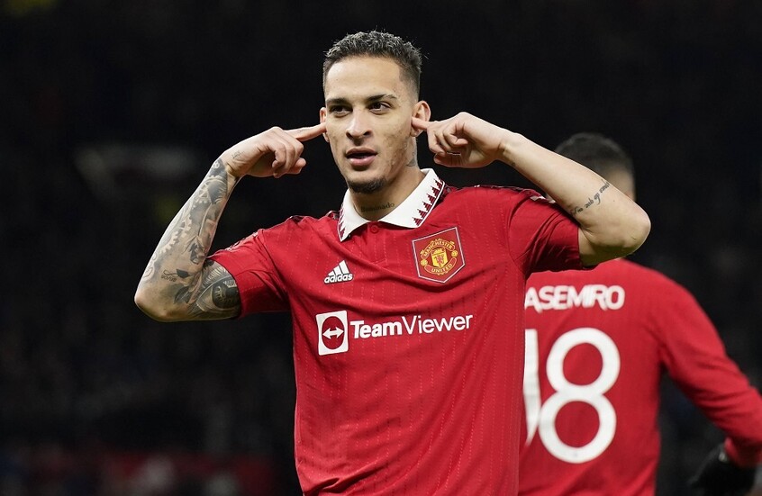 لاعب مانشستر يونايتد "المنبوذ" يسخر من فريقه بعد الهزيمة في الدوري الأوروبي