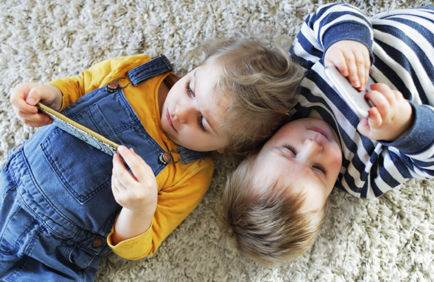 دراسة صادمة تكشف ما قد يفعله الهاتف الذكي بعقول الأطفال!