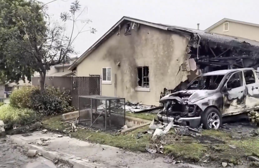 احتراق عدة منازل وسيارات جراء تحطم طائرة في حي سكني بكاليفورنيا