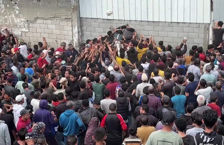 مشاهد مؤلمة لتدافع مئات الغزيين أمام مخبز في النصيرات في محاولات يائسة للحصول على الخبز