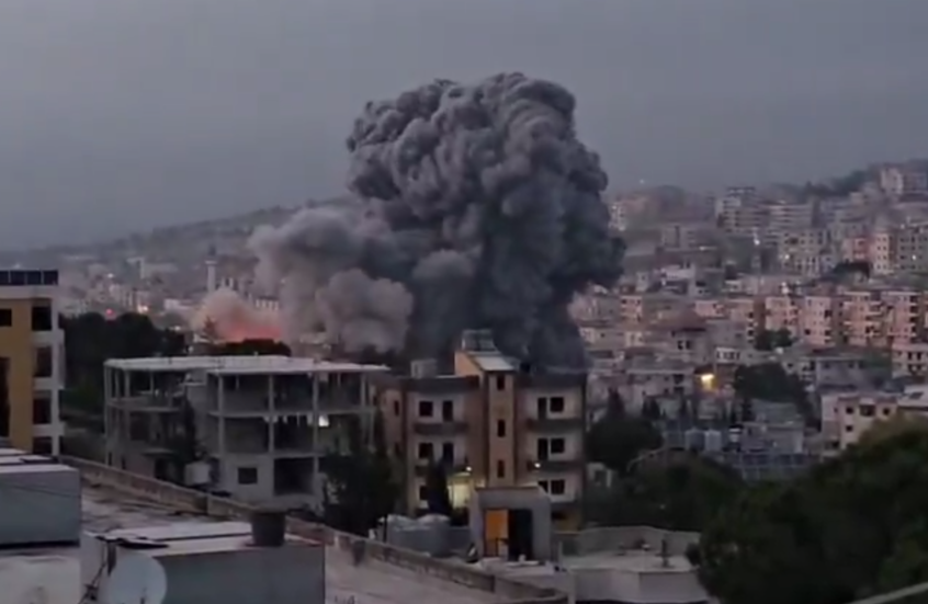 مراسلتنا: غارة إسرائيلية عنيفة تستهدف مبنى في قرية تول بعمق الجنوب اللبناني (فيديوهات)