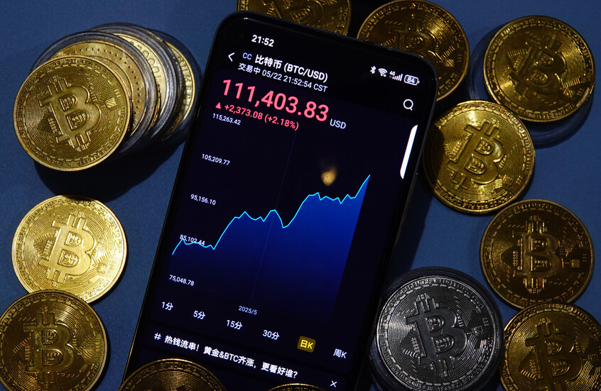 "البيتكوين" تشق طريقها إلى الأعلى.. فماذا ينتظر الذهب الرقمي؟