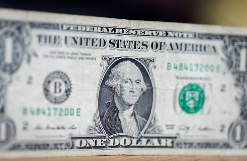 الدولار يتجه صوب تسجيل أول انخفاض أسبوعي في 5 أسابيع