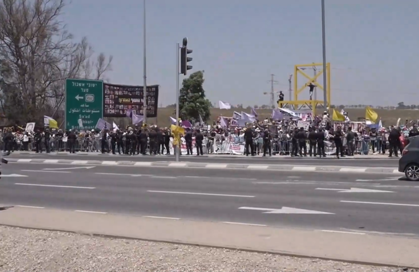 "حياة الفلسطينيين مهمة".. مئات الإسرائيليين يطالبون بإنهاء الحرب أمام الحدود مع غزة