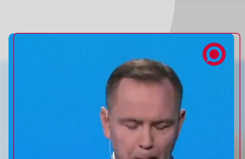 مرشح للرئاسة في بولندا يظهر خلال بث مباشر وهو يضع شيئا غريبا في فمه