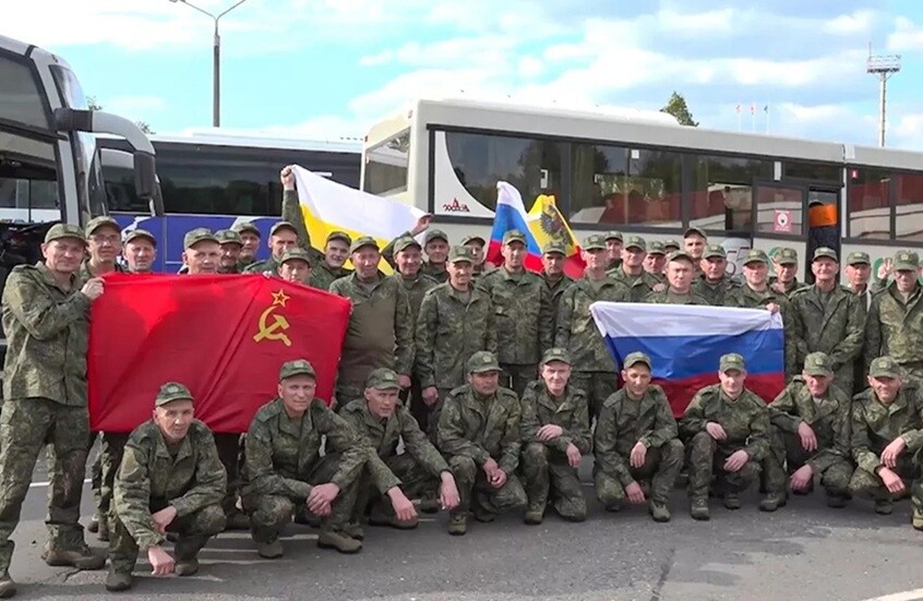 طائرة تقل الجنود الروس العائدين من الأسر في أوكرانيا تحط في موسكو (فيديو)