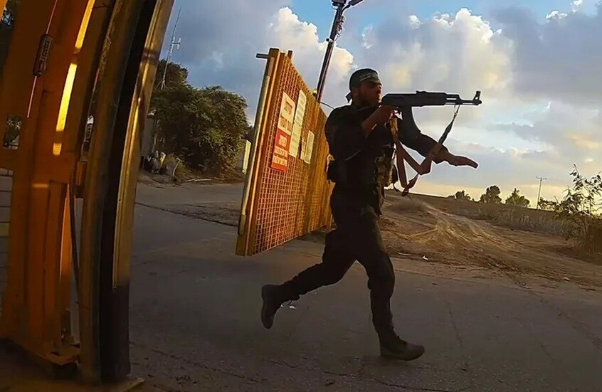 ضابط إسرائيلي كبير يرد على تصريح نتنياهو حول "الصنادل والنعال" ويكشف قدرات كتائب القسام
