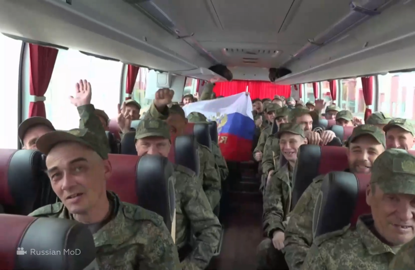 المجموعة الأخيرة من الجنود الروس تعود من الأسر لأوكراني ضمن اتفاق إسطنبول