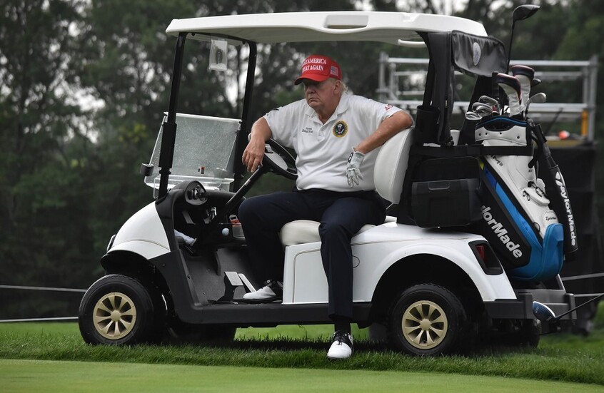 ترامب يعلن تعرض صديقه لعضة بجعة أثناء لعبه الغولف