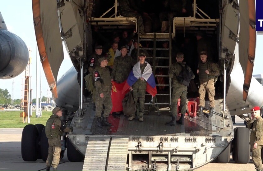 الدفاع الروسية تنشر فيديو لوصول الجنود الروس العائدين من الأسر إلى روسيا