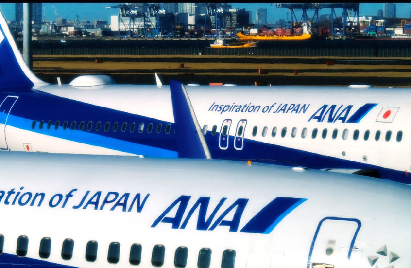 راكب يحاول فتح باب طائرة في الجو.. والرحلة تهبط اضطرارياً في سياتل