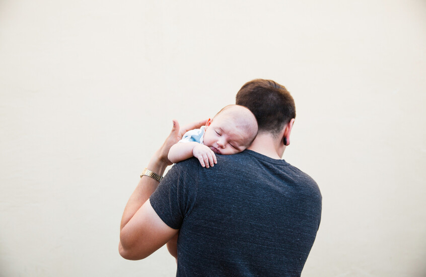 شكل وجه الأب قد يحدد جنس المولود الأول!