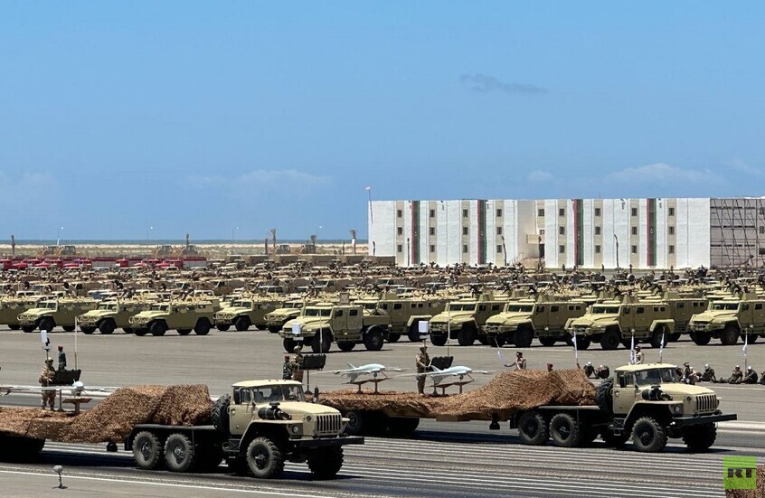 الجيش الليبي ينفذ عرضا عسكريا بحضور حفتر ونائب وزير الدفاع الروسي (صور+ فيديو)