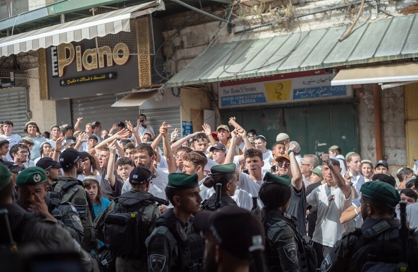 "محمد مات.. لنسوي غزة بالأرض".. آلاف المستوطنين يقتحمون القدس ويطلقون هتافات معادية للعرب