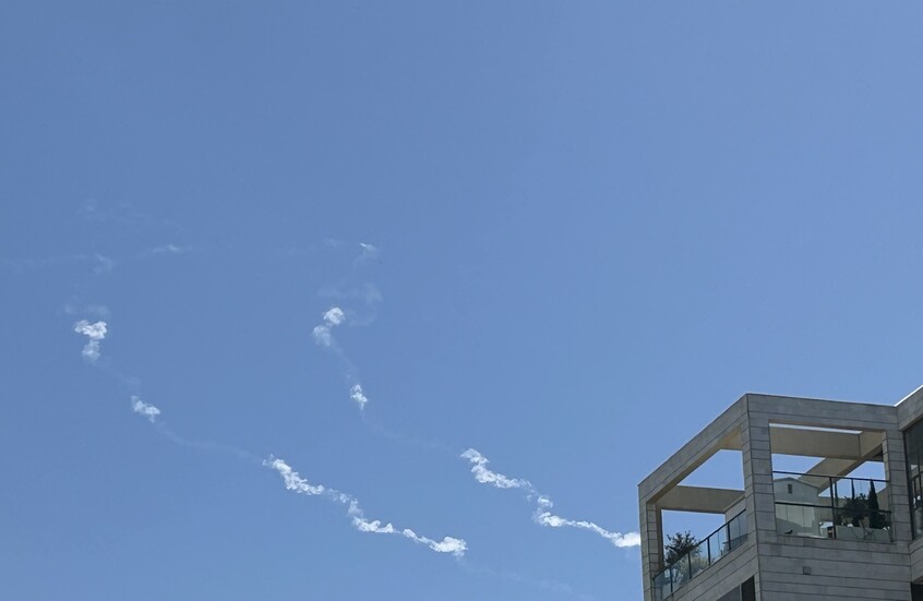 صاروخان حوثيان باتجاه إسرائيل.. اعتراض الأول وصمت الإنذارات في الثاني (فيديو)