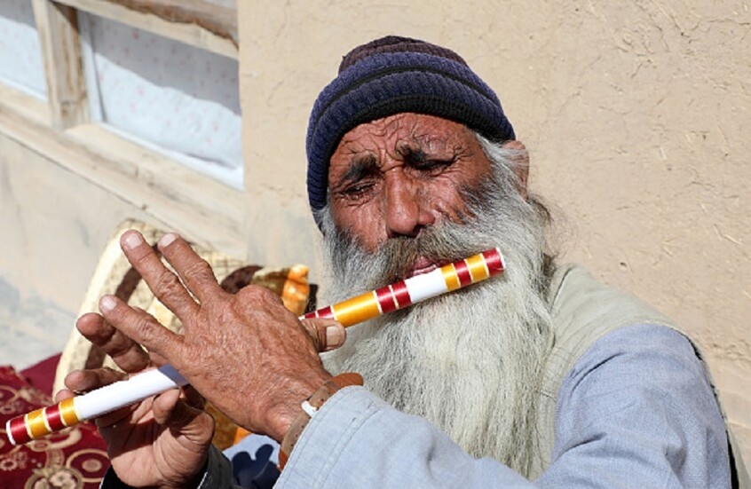 "طالبان" تحطّم الطبول وتحرق أكثر من 100 آلة موسيقية تنفيذا لحظر الموسيقى في أفغانستان