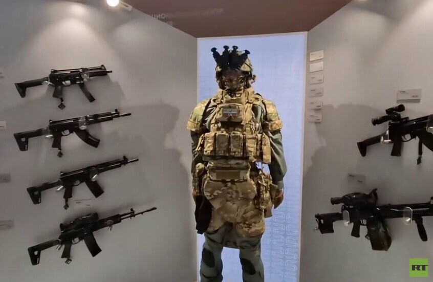 الوفود الأجنبية المشاركة في منتدى الأمن في موسكو تطلع على عينات من الأسلحة الروسية