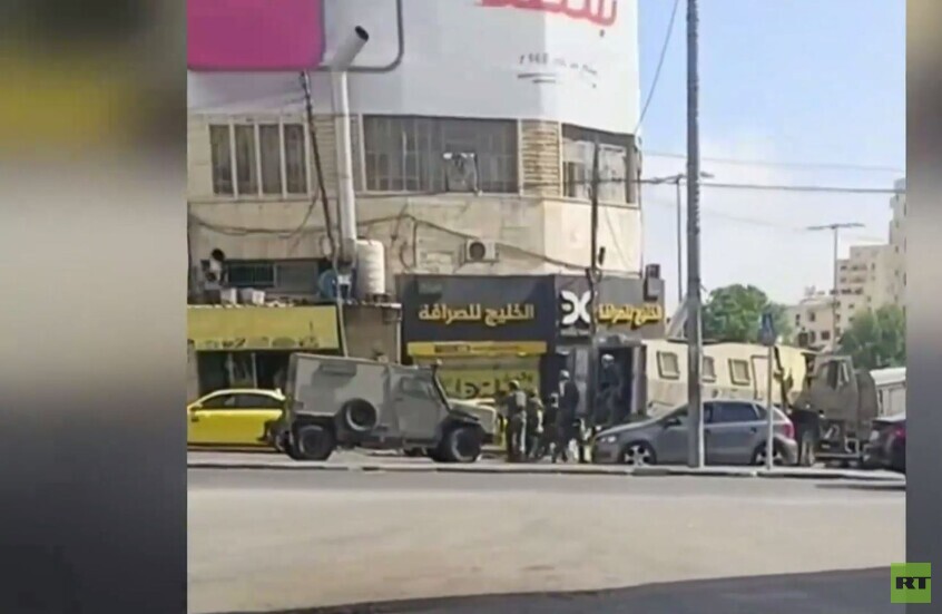 الجيش الإسرائيلي يدهم محال صرافة في عدة مدن بالضفة الغربية