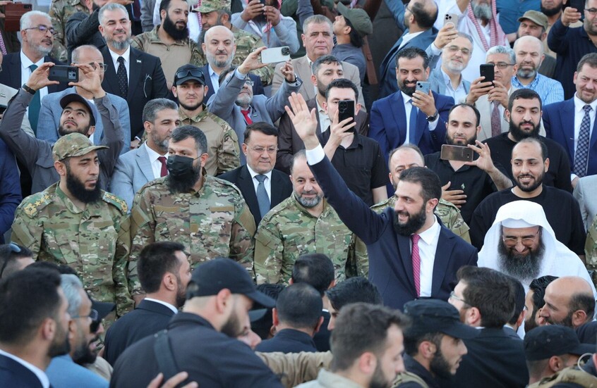 الرئيس السوري أحمد الشرع يتأثر ويبكي بعد عرض "وعده" لأهالي حلب قبل عامين (فيديو)