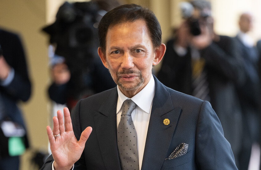 سلطان بروناي حسن البلقية يدخل المستشفى ومكتبه يكشف حالته الصحية