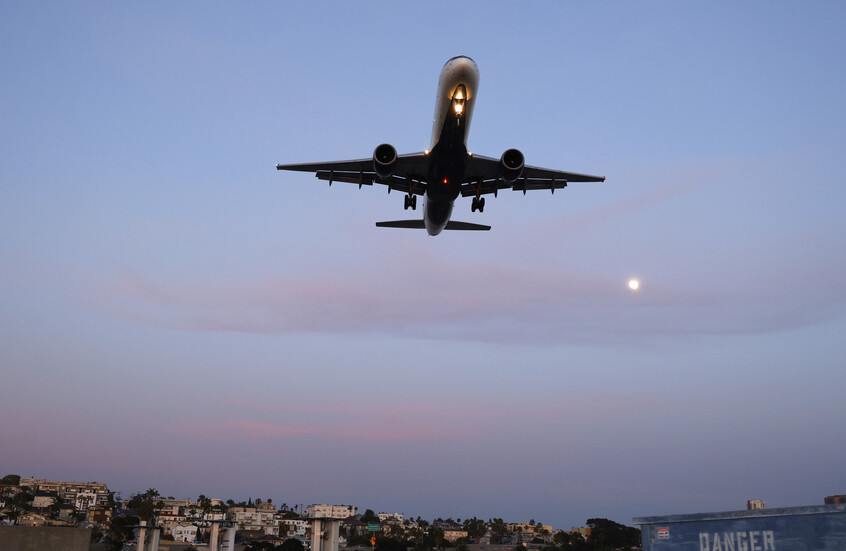 فوضى على متن طائرة أمريكية بسبب زائرين غير مرغوب فيهما (فيديو)