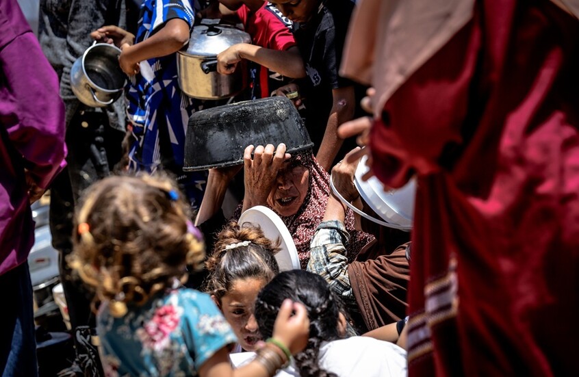 آلاف الفلسطينيين يتوافدون لاستلام المساعدات الغذائية في رفح وسط تدافع وإجراءات أمنية