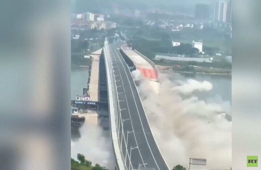 الصين تفجر جسرا في مقاطعة جيانجشي