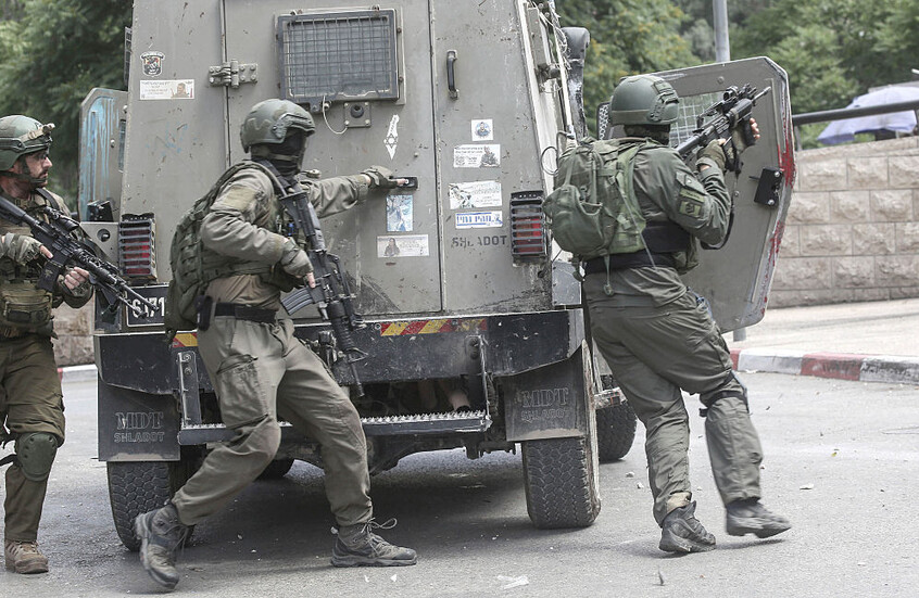 الجيش الإسرائيلي يعتقل عشرات المتهمين "بتمويل "حماس" في الضفة الغربية