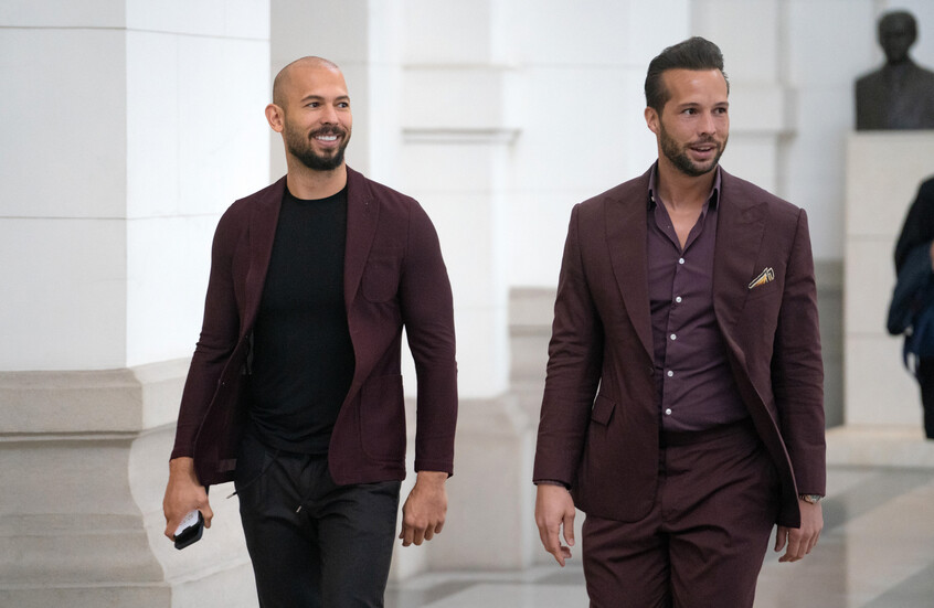 الادعاء البريطاني يتهم المؤثرين الشهيرين أندرو وتريستان تايت بالاغتصاب والاتجار بالبشر