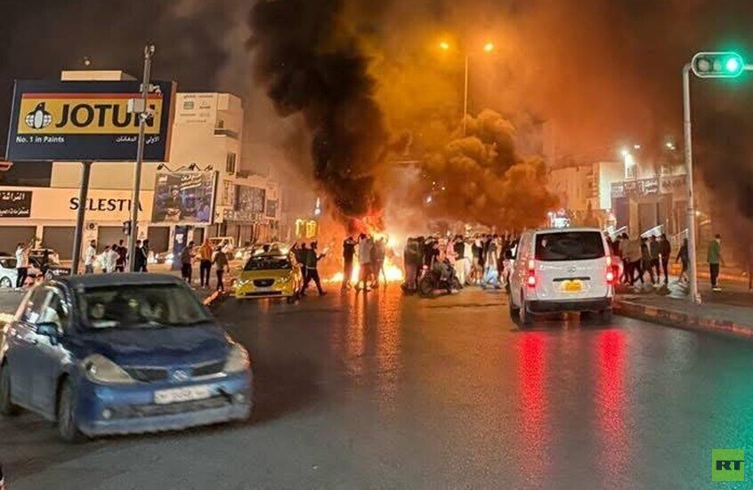 ليبيا.. محتجون يغلقون طرقا حيوية في طرابلس والزاوية مطالبين بإسقاط الأجسام السياسية (فيديو)