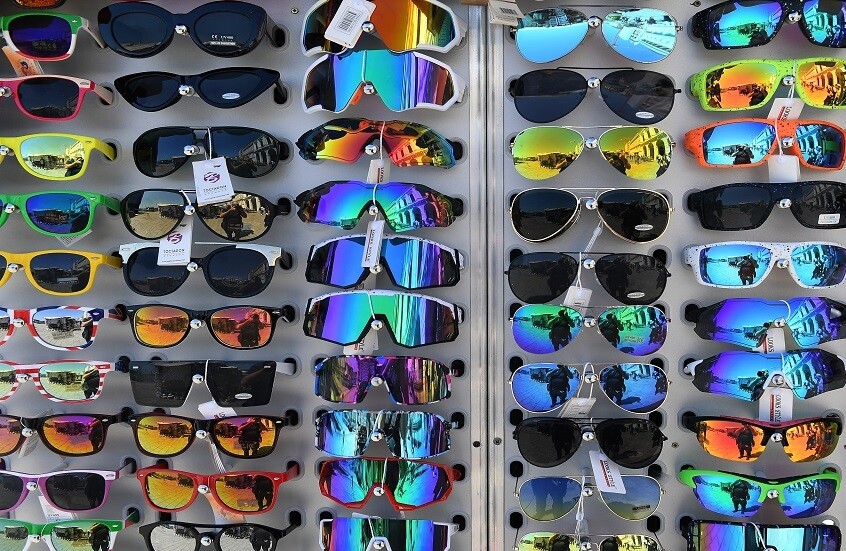 طبيب يشرح الفروقات الجوهرية عند اختيار النظارات الشمسية