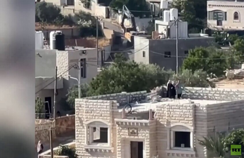 القوات الإسرائيلية تقتحم قرية المغير شمال شرق رام الله مع جرافات