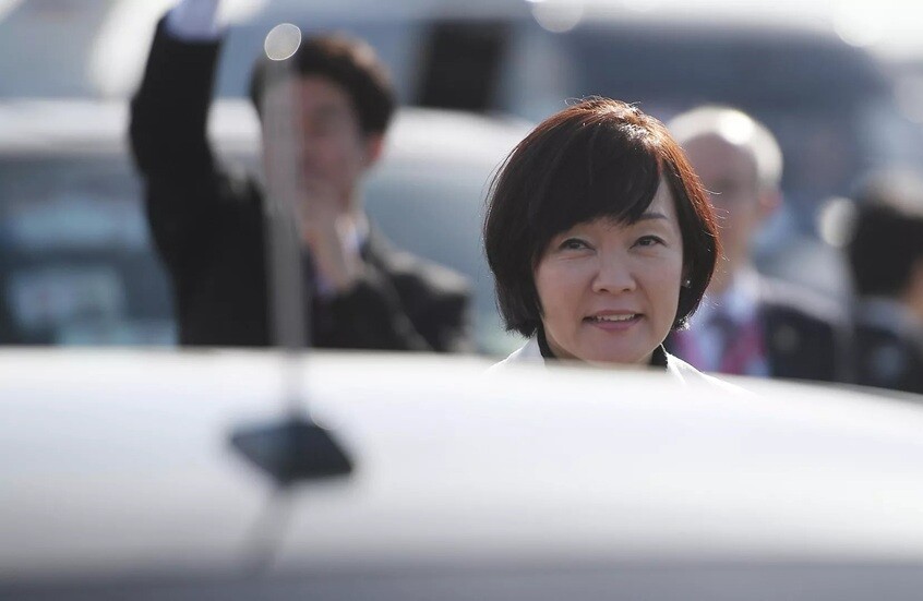 أرملة رئيس الوزراء الياباني السابق تتجول في موسكو على متن السيارة الرئاسية (فيديو)
