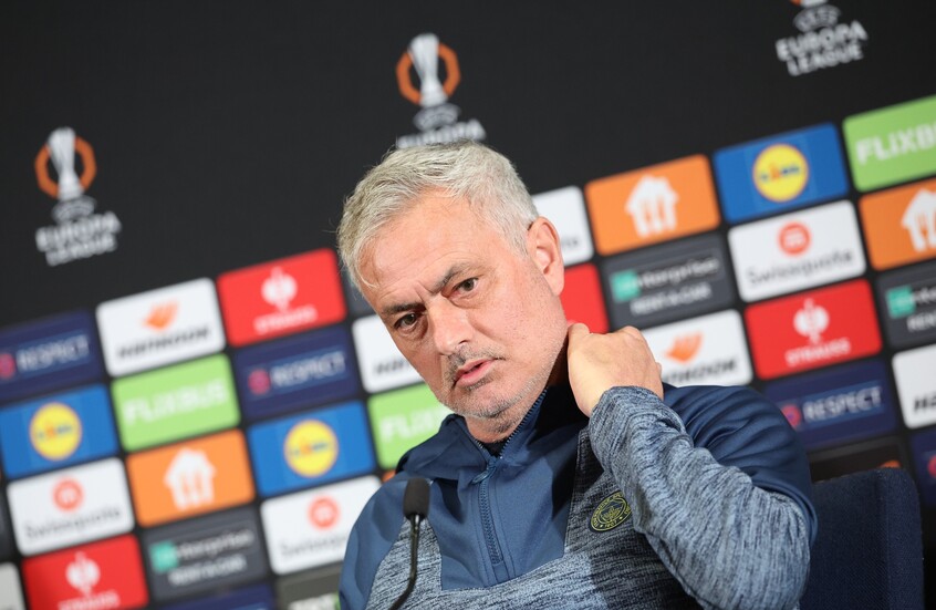 الكلاسيكو التركي.. جماهير غلطة سراي تستفز مورينيو بطريقة "إبداعية" (فيديو)