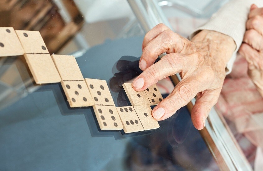 طبيب يحذر من عوامل تسرع شيخوخة الدماغ