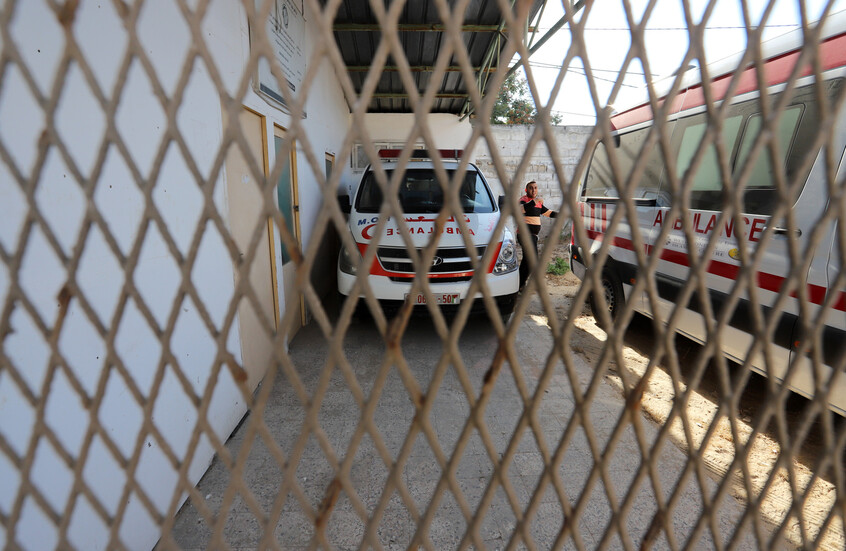 عملية سطو تفرغ المستشفى الأمريكي في غزة من محتوياته.. حتى إطارات سيارات الإسعاف (صور)